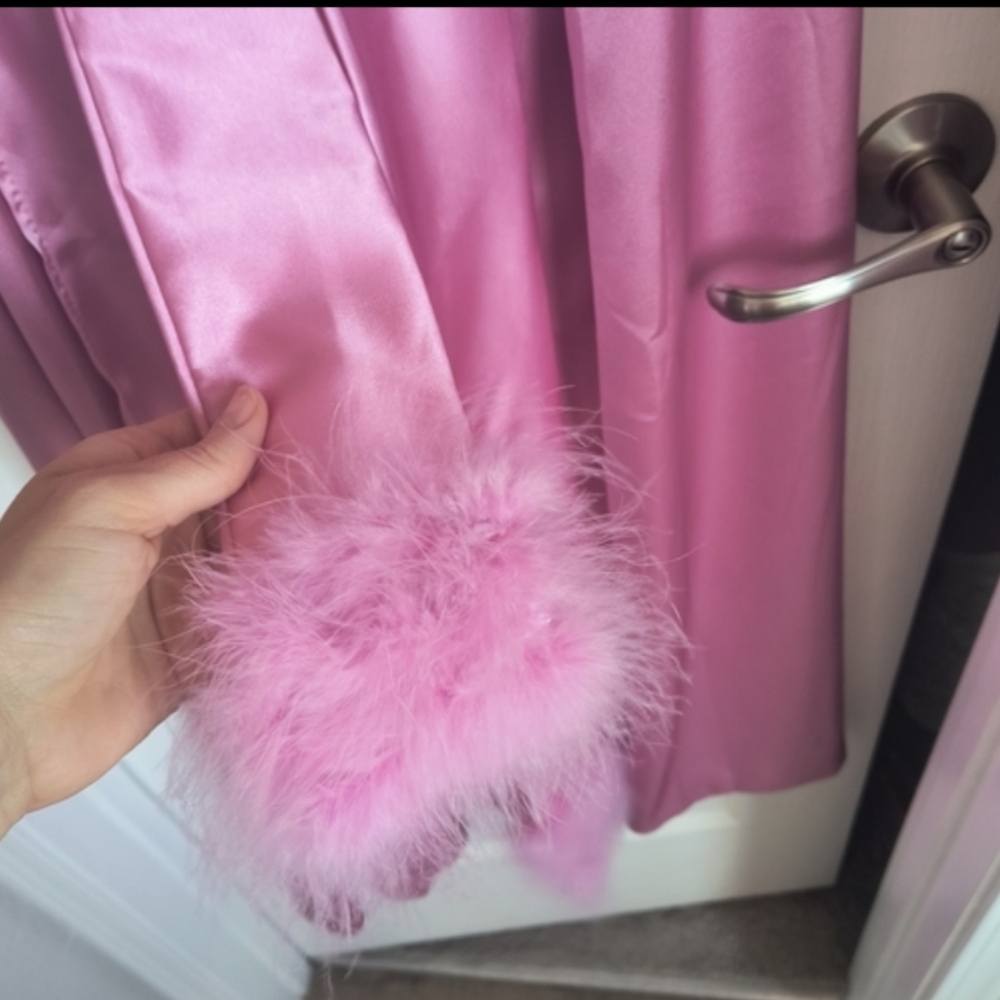 Luxurious Pink Satin Robe with Feather Trim - Picture 5 of 7